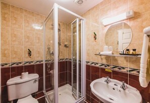 Phòng đôi Deluxe | Phòng tắm | Đồ dùng nhà tắm miễn phí, khăn tắm 