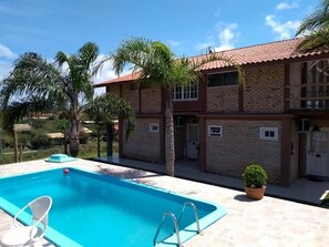 室外游泳池，開放時間為 09:00 至 21:00，提供泳池遮陽傘和日光浴躺椅