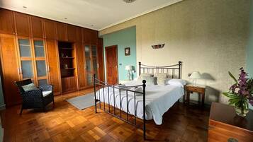 5 bedrooms, iron/ironing board, travel cot, free WiFi