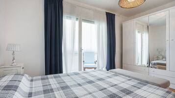 3 dormitorios, escritorio, tabla de planchar con plancha y cuna de viaje