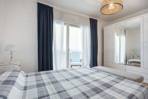 3 bedrooms, desk, iron/ironing board, travel cot