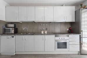 Réfrigérateur, four à micro-ondes, un four, surface de cuisson