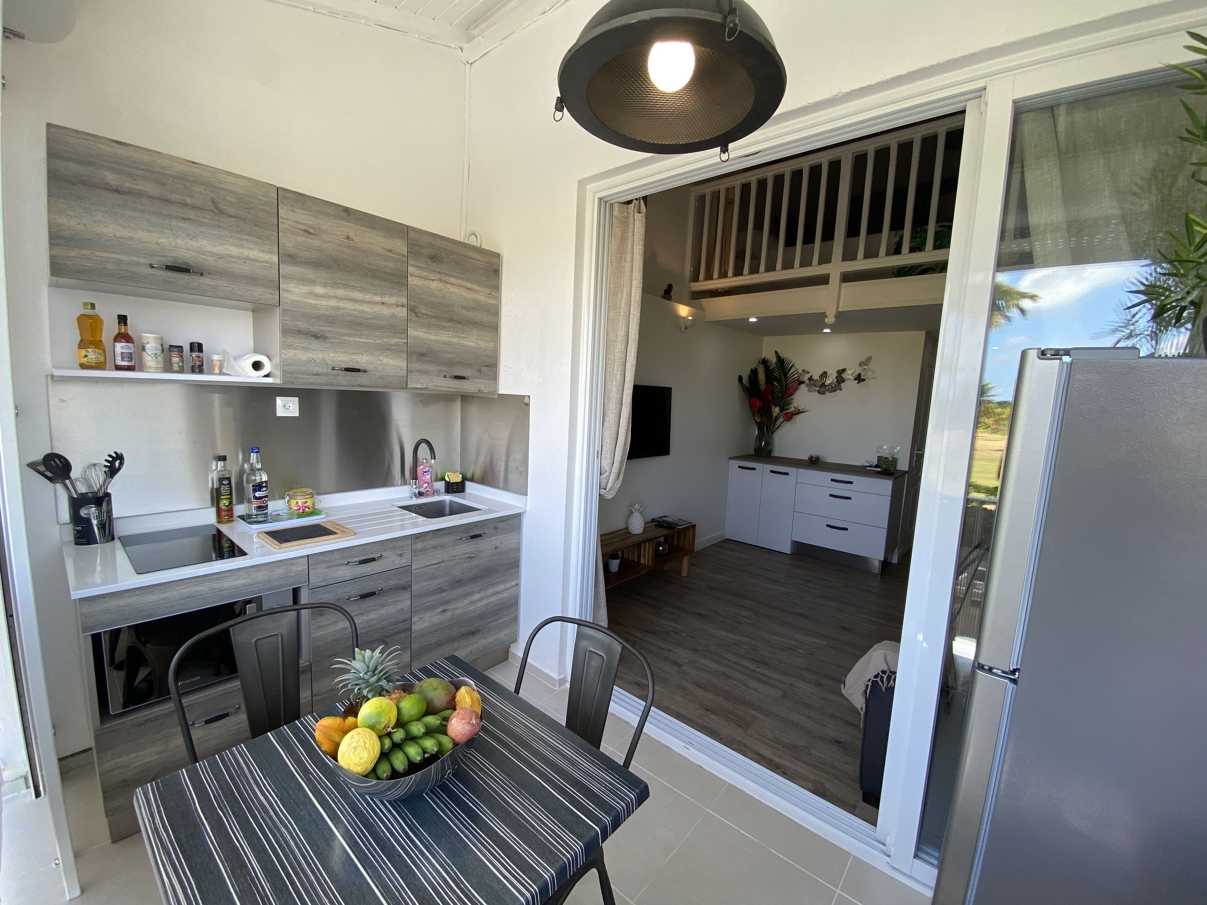 Frigorifero, microonde, piano cottura, macchina per tè/caffè