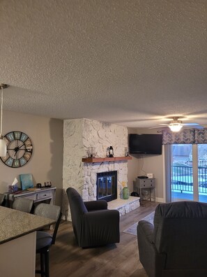 Smart TV, fireplace, Netflix, Hulu - LAKEFRONT End Unit Condo at 3 Seasons @ 21MM (Osage Beach)