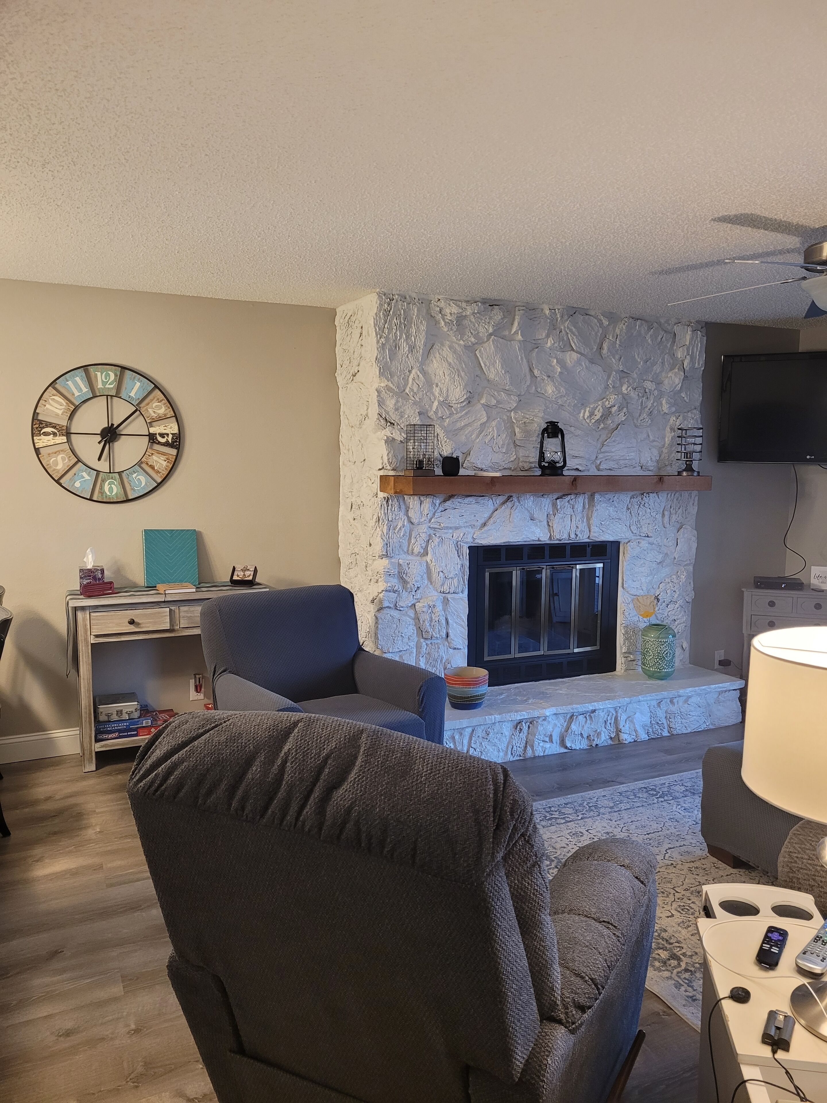 Lakefront End Unit Condo At 3 Seasons @ 21mm - Osage Beach, MO