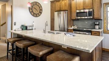 Townhome, 4 Bedrooms | Dapur peribadi | Ketuhar gelombang mikro, mesin basuh pinggan mangkuk