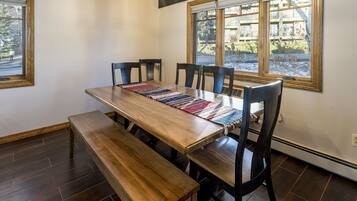 Townhome, 4 Bedrooms | Tempat makan