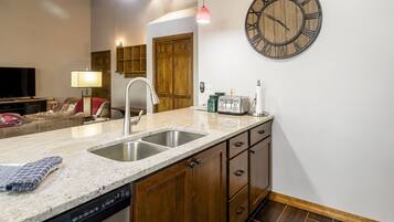 Townhouse, 4 kamar tidur | Dapur pribadi | Lemari es, microwave, oven, dan mesin pencuci piring