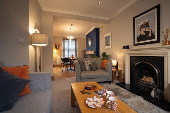 TV, fireplace