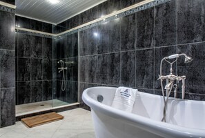 Bathtub, hair dryer, towels - Winedarksea Lemuria Manor (Rhodes)