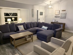 TV, DVD player - Sea Pointe House - newly renovated pool house (Venice)