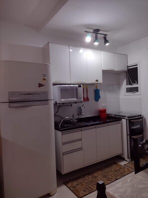 Een koelkast, een magnetron, een oven, een kookplaat