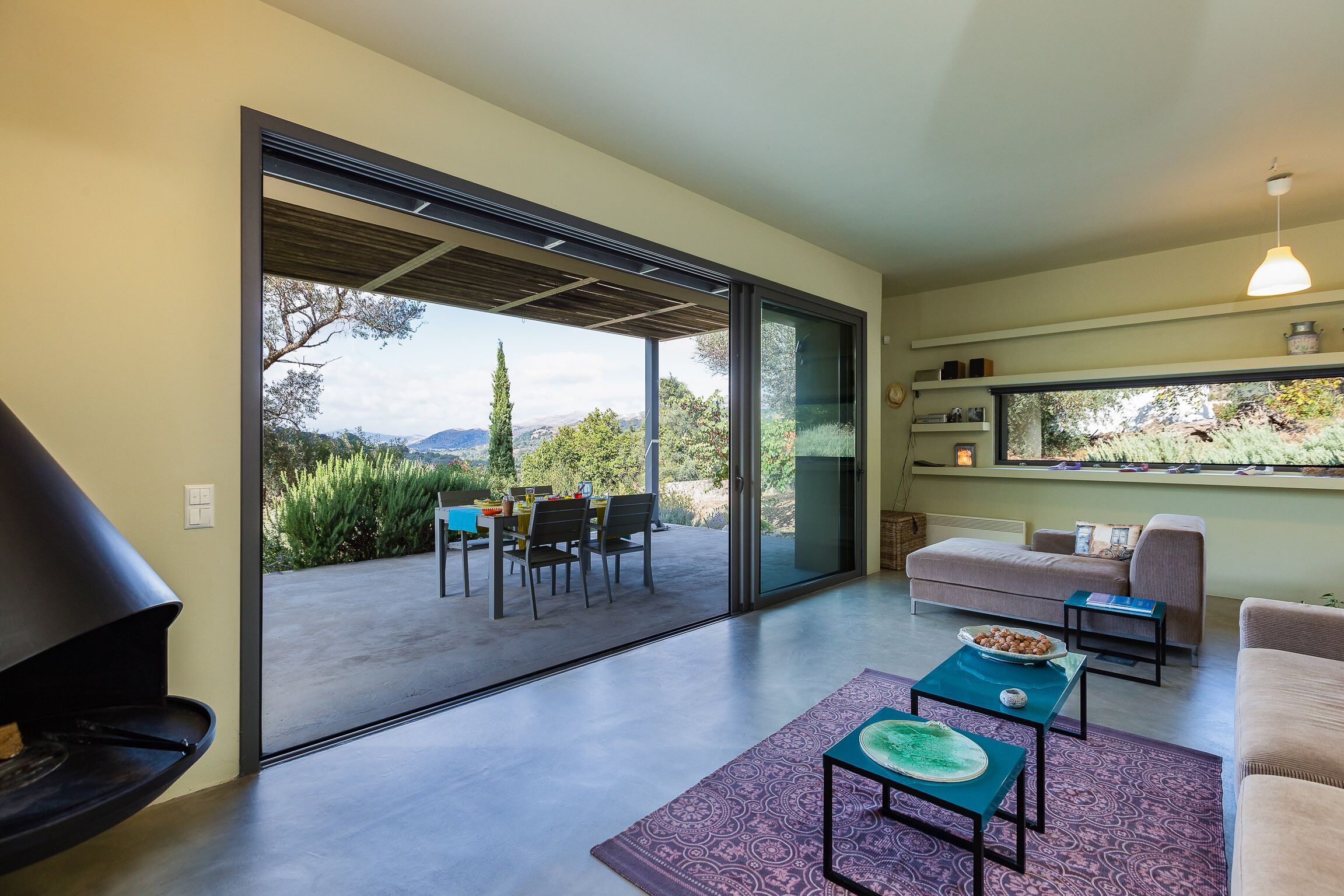 Fernseher, Kamin, Bücher, Stereoanlage