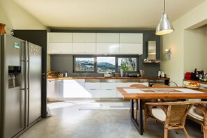 Kühlschrank, Mikrowelle, Ofen, Herdplatte