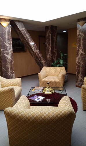 Lobby sitting area - Hotel Socrate (Lavena Ponte Tresa)
