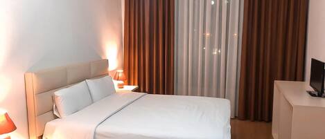 Habitación doble | Minibar, caja de seguridad en la habitación y escritorio