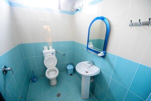 Produtos de toalete grátis, toalhas de banho, sabonete, papel higiênico
