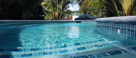 Una piscina al aire libre