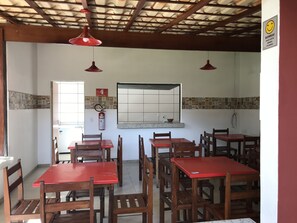 Café da manhã com buffet grátis todos os dias