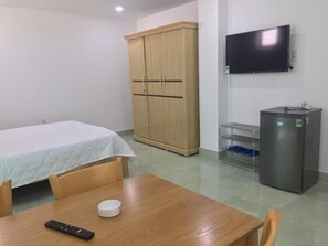 Minibar, free WiFi, bed sheets