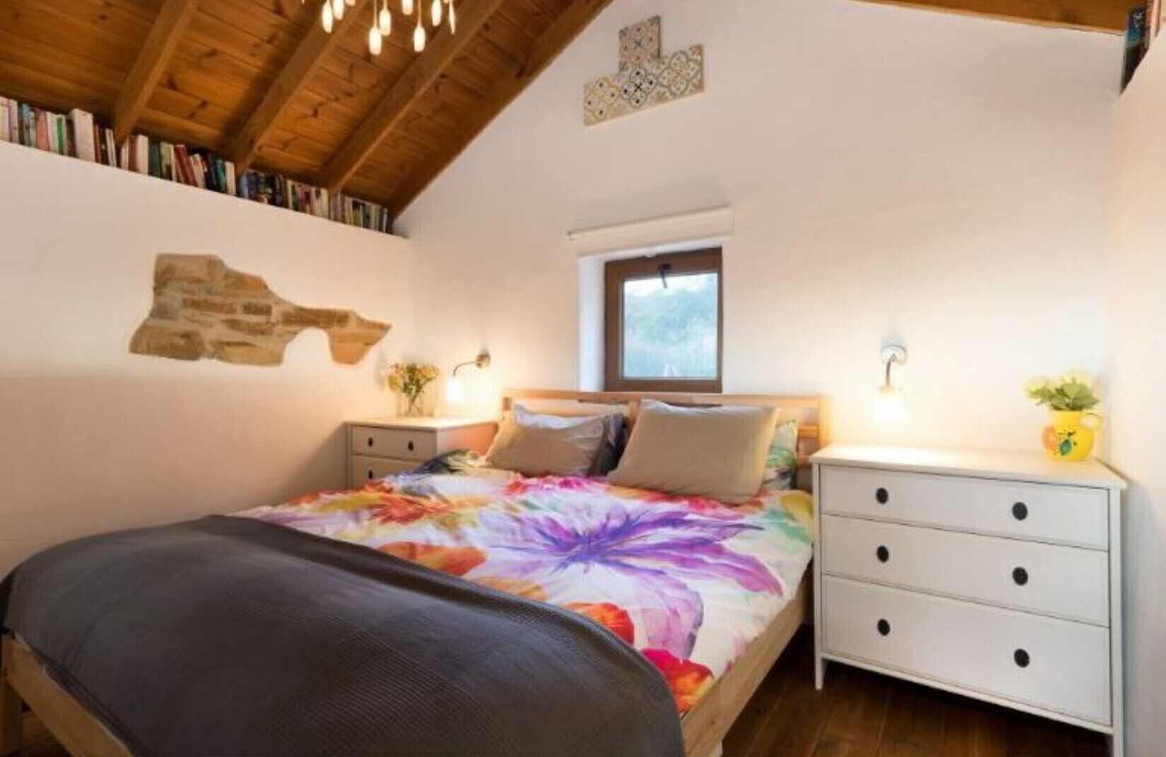 Tabla de planchar con plancha, wifi y ropa de cama 