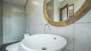 Habitación Deluxe, planta baja | Lavabo del cuarto de baño