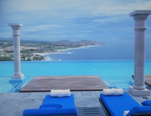 Alberca al aire libre y alberca climatizada