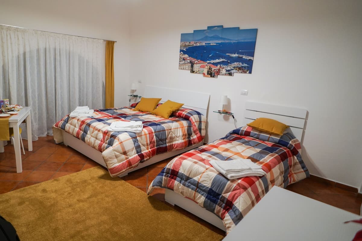 Chambre Triple Confort | Articles gratuits dans le mini-bar, coffres-forts dans les chambres