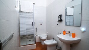 Comfort Triple Room | Bathroom | Shower, hair dryer, bidet, towels - Naporà (Naples)