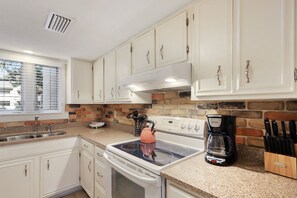 Fridge, microwave, oven, stovetop - Stoney Creek 295- 2 Bedroom 2 1/2 bath condo (Hilton Head Island)
