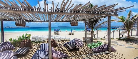 En la playa, camastros y toallas de playa
