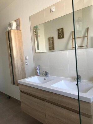 Dusj, hårføner og toalettpapir