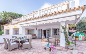 Outdoor dining - Beautiful home in Marbella (Marbella)