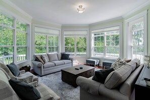 Smart TV, fireplace, ping pong, books