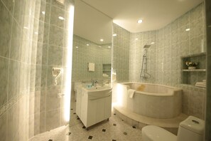 Dreibettzimmer | Badezimmer | Kostenlose Toilettenartikel, Haartrockner, Hausschuhe, Handtücher