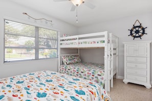3 chambres, fer et planche à repasser, lit de bébé portatif
