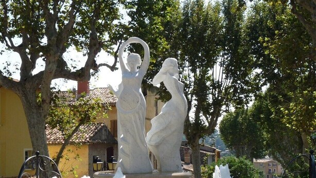A fountain with a sculpture of two figures and water jets. - Charming Provencal villa in the heart of the forest and  the village of Lorgues (Lorgues)