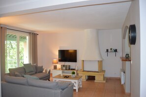 Televisión, chimenea, estéreo