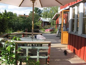 Outdoor dining - Vacation in the Wooden Castle (Valdemarksvik)