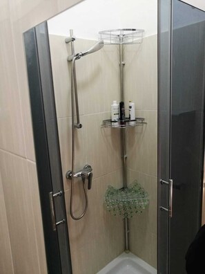 Shower, hair dryer, towels, soap - Apartment in a small condominium: LA CASA DI TANIA. (Trieste)