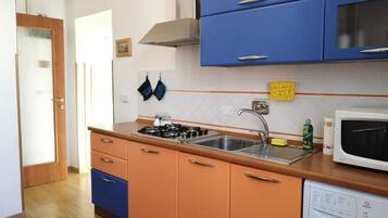 Kühlschrank, Mikrowelle, Herdplatte, Wasserkocher mit Kaffee-/Teezubehör