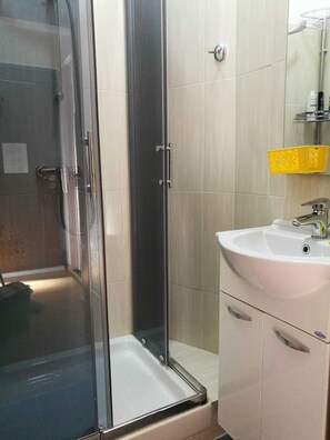 Shower, hair dryer, towels, soap - Apartment in a small condominium: LA CASA DI TANIA. (Trieste)