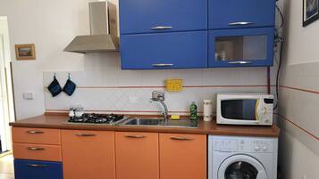 Réfrigérateur, micro-ondes, plaque de cuisson, cafetiÚre/bouilloire