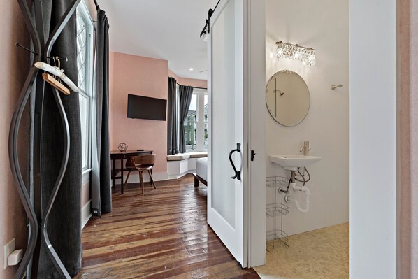 أغطية فراش متميزة وأسرّة بطبقة علوية مريحة وبديكورات فريدة لكل غرفة