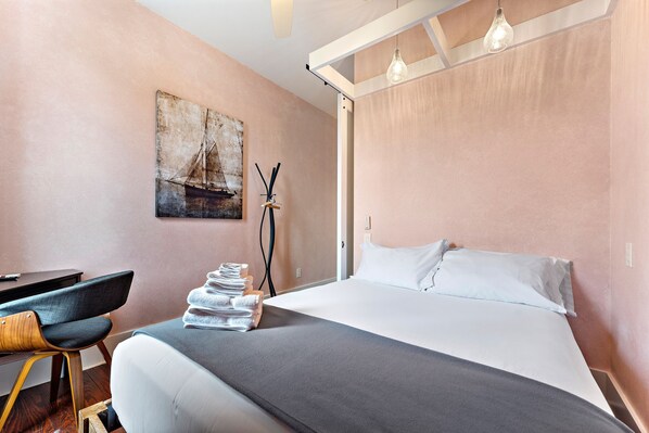 Premium bedding, pillow-top beds, individually decorated - Domum de Vencé (Galveston)