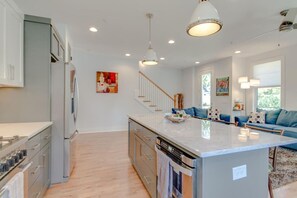 Fridge, microwave, oven, stovetop - Luxury Dream Home-12 South Star-Mins 2 Gulch (Nashville)