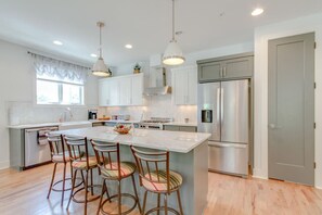 Fridge, microwave, oven, stovetop - Luxury Dream Home-12 South Star-Mins 2 Gulch (Nashville)