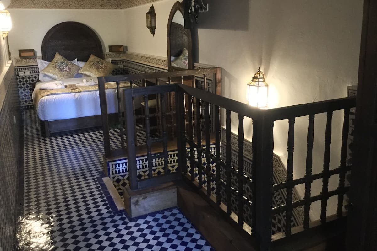 Quarto casal luxo (Idrissi) | Escrivaninha, cortinas blackout, quartos à prova de som
