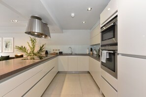 冷蔵庫、電子レンジ、オーブン、コンロ