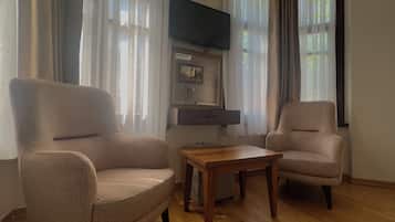 Family Quadruple Room | Minibar, laptop workspace, blackout curtains, soundproofing